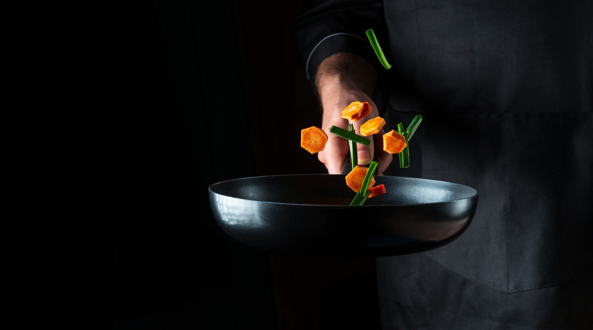 Chef che impiatta un piatto elegante